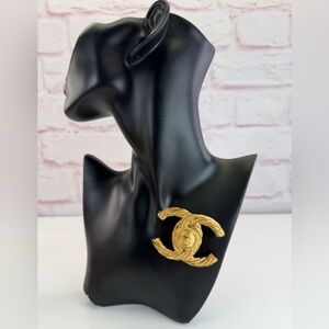 CHANEL Gold Twisted CC Brooch Corsage Accessory